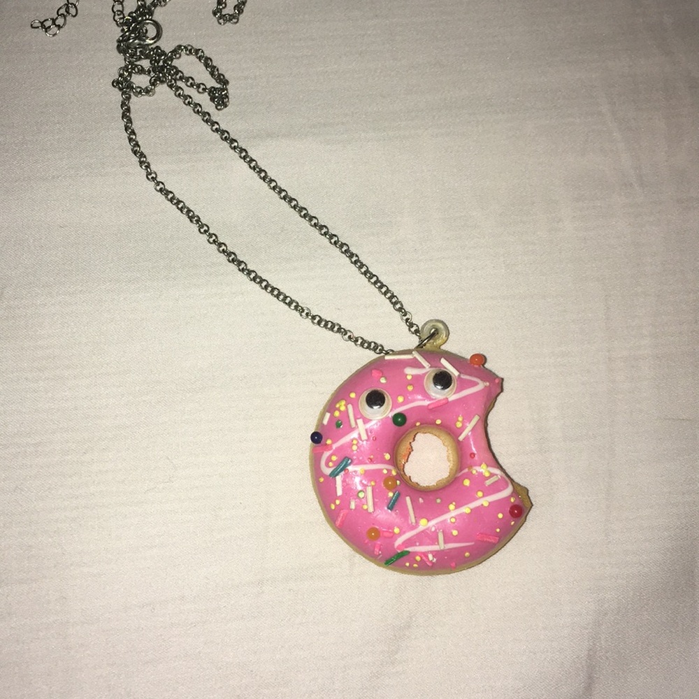 SUPER CUTE NECKLACE.